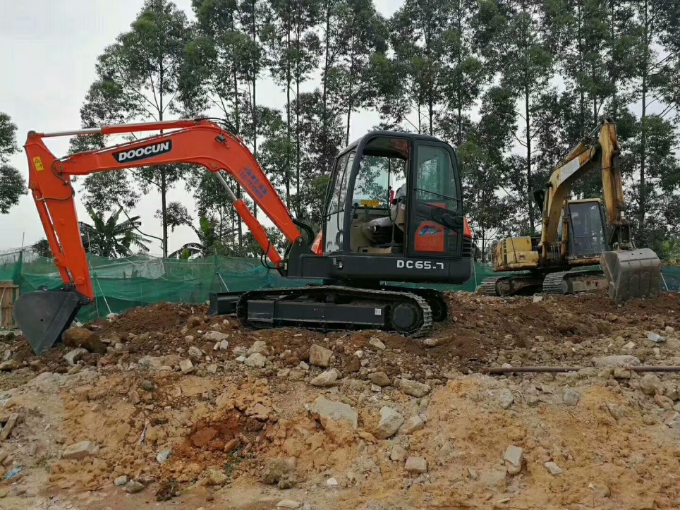 东莞挖掘机培训，挖土机，装载机，电工，焊工，叉车培训基地