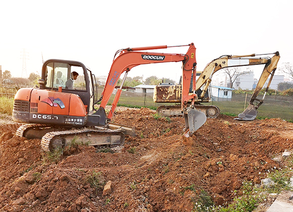 东莞横沥挖掘机多少钱一个月，哪里办理全国通用挖掘机证？